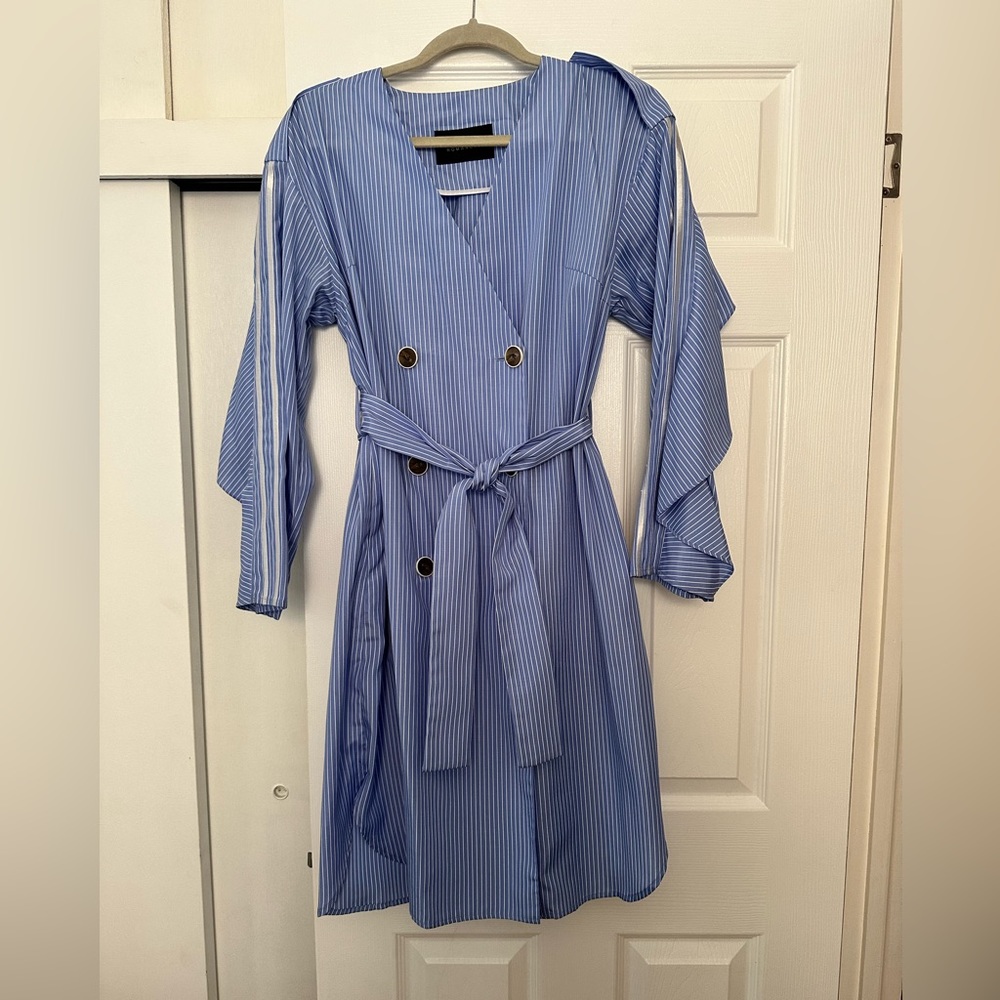 Romanchic shirt dress with double buttons, embroidered sleeves and belt. SzM